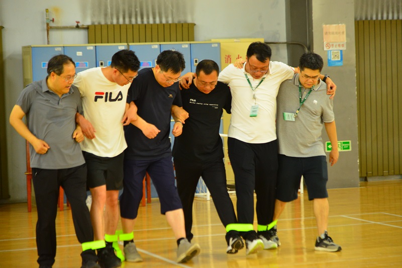 “六人七足”游戏注重团队精神，步调一致。