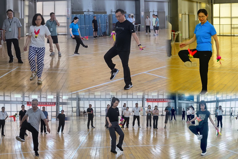 踢毽子不仅要脚上有技术,更需速度和耐力。 踢毽子不仅要脚上有技术,更需速度和耐力。