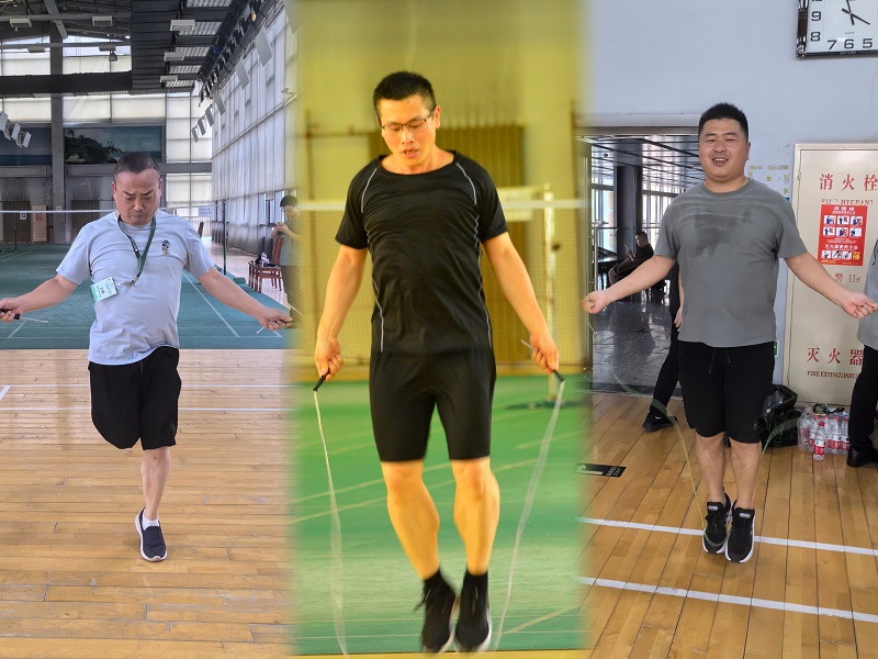 迷你“铁人三项”游戏将比赛推向高潮,呐喊声、助威声、惊呼声此起彼伏。 迷你“铁人三项”游戏将比赛推向高潮,呐喊声、助威声、惊呼声此起彼伏。