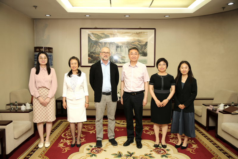 6月25日，劳瑞尔大学分管科研副校长乔纳森·纽曼（Jonathan Newman）来院访问。学院党委书记、常务副院长彭实与其会见。学院分管国际合作院领导陈丽萍陪同会见，国际合作交流处处长井美莹以及有关工作人员参加会见。此为乔纳森·纽曼教授第二次到访学院。