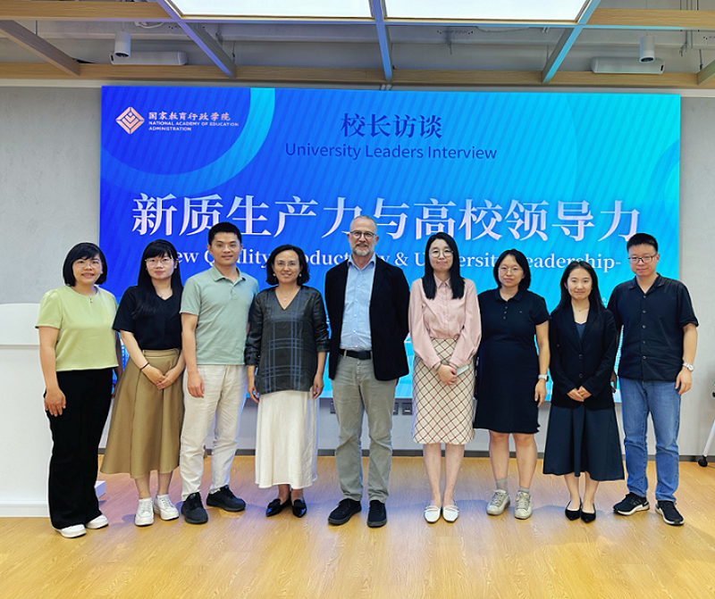 会谈后，乔纳森·纽曼教授接受了学院有关研究团队的访谈。学院干部教育研究中心、科研处、教务部、高校管理教研部、进修一部以及国际智库有关代表20余人参加访谈。（供稿：国际合作交流处）