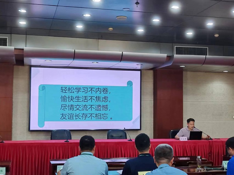 行政组由河南工业和信息化职业学院财务处处长邹乐强作《从学校行政中层谈:高职院校中层干部岗位要求、能力素质及提升路径》报告,重点阐述中层行政干部的岗位职责、能力素质和提升路径,希望大家轻松学习不内卷,愉快生活不焦虑,尽情交流不遗憾,友谊长存不相忘。 行政组由河南工业和信息化职业学院财务处处长邹乐强作《从学校行政中层谈:高职院校中层干部岗位要求、能力素质及提升路径》报告,重点阐述中层行政干部的岗位职责、能力素质和提升路径,希望大家轻松学习不内卷,愉快生活不焦虑,尽情交流不遗憾,友谊长存不相忘。