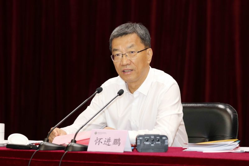 怀进鹏指出，以习近平同志为核心的党中央高度重视教育工作，党的二十届三中全会审议通过的《中共中央关于进一步全面深化改革、推进中国式现代化的决定》进一步提出教育、科技、人才是中国式现代化的基础性、战略性支撑，强调加快建设高质量教育体系，统筹推进育人方式、办学模式、管理体制、保障机制改革，对深化教育综合改革作出全面部署。教育系统广大党员干部要深刻领悟“两个确立”的决定性意义，坚决做到“两个维护”，全面领会党的二十届三中全会关于构建全面创新体制机制的内涵要义，树立现代教育观。要深刻感悟新时代教育的历史性成就和历史性变革，充分认识教育综合改革、教育强国建设面临的新形势，通过深化教育综合改革，不断为加快建设教育强国提供动力。