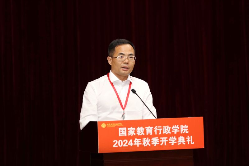 参加开学典礼的五个班次学员代表依次发言。图为第72期高校领导干部进修班学员、北京工业职业技术学院副院长史运涛。