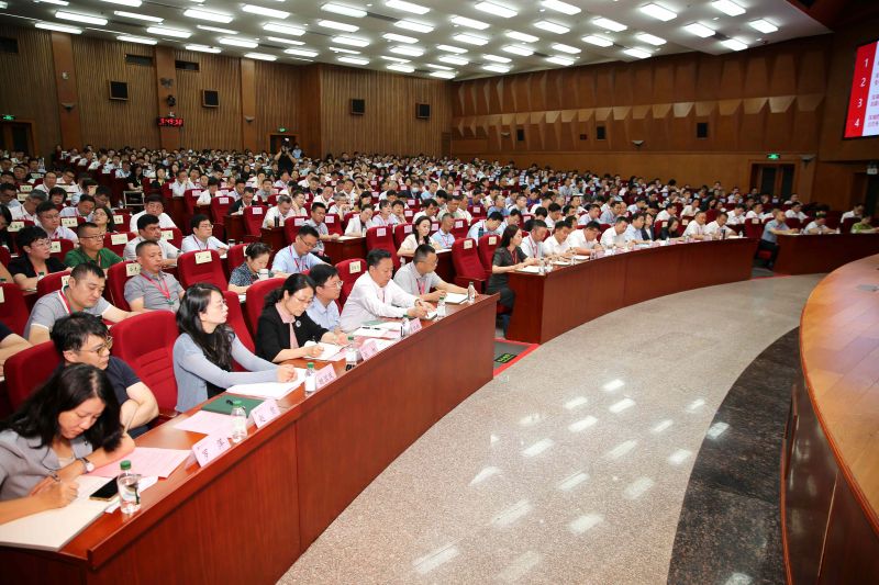 怀进鹏强调，教育大国到教育强国是一个系统性跃升和质变，必须以改革创新为动力，深刻把握教育强国建设的重点任务，坚定自信自立自强，以钉钉子精神抓好改革落实，更好支撑引领中国式现代化。要完善立德树人机制，坚持不懈用习近平新时代中国特色社会主义思想铸魂育人，推进大中小学思政课一体化改革创新，构建校内校外一体、线上线下融合的思政育人机制。要优化高等教育布局，分类推进高校改革，优化本硕博培养层次结构，发挥“双一流”建设示范引领作用，完善科教协同育人机制。要完善高校科技创新机制，以重大任务牵引科技创新、人才培养和学科发展，支持青年科技人才成长，提高高校科技成果转化效能。要构建职普融通、产教融合的职业教育体系，深化“一体两翼”现代职业教育体系改革，以职普融通拓宽学生成长成才通道。要建立同人口变化相协调的基本公共教育服务供给机制，加强基础教育资源前瞻性布局，统筹推进“双减”和教学质量提升，打牢基础教育“基点”。要推进教育数字化和终身学习，深入实施国家教育数字化战略，促进人工智能赋能教育变革。要以教育家精神为引领强化高素质教师队伍建设，改革教师教育培养模式，统筹优化教师管理与资源配置。要推进高水平教育对外开放，打造全球人才培养和聚集高地，推进分国别、差异化精准交流合作。
