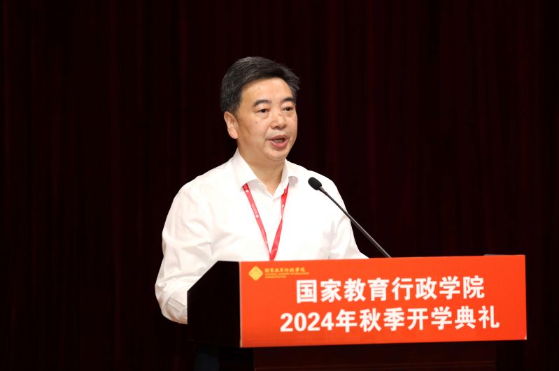 参加开学典礼的五个班次学员代表依次发言。图为教育部直属高校新任职领导人员培训班学员、北京中医药大学党委副书记、校长唐志书。