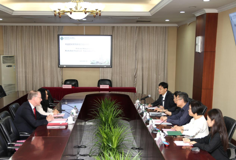 彭实代表学院对拉克勒的来访表示欢迎，对双方合作的意义给予肯定。拉克勒转达了奥斯纳布吕克应用科学大学校长对彭书记的问候，期待通过多种方式，加深双方的友谊与合作。