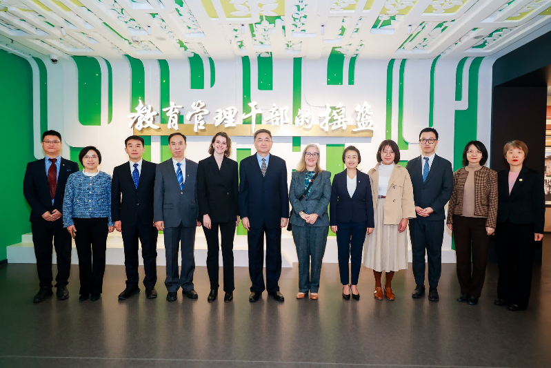 学院领导陪同参加开幕式的来宾参观学院校史馆并合影留念。配合外宾来访，学院分管国际合作院领导陈丽萍先后与多个国外大学和有关国家驻华使馆教育代表举行了卓有成效的合作会谈。