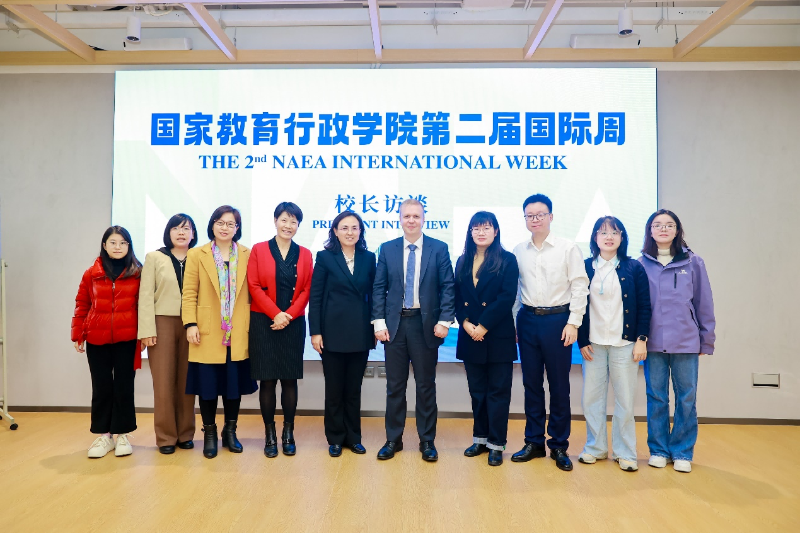 国际周期间，还组织了国外校长访谈、驻外干部沙龙、“中芬应用型高校高质量发展圆桌对话”等系列学术活动。“校长访谈”主题为“全球背景下的大学领导力”，由学院干部教育研究中心组织。学院教师围绕应用型大学人才培养、大学组织变革、大学领导者领导力的培训与培养等话题，与日本室兰工业大学校长董冕雄、芬兰塞伊奈约基应用科学大学校长亚考·哈利拉等进行深入交流。