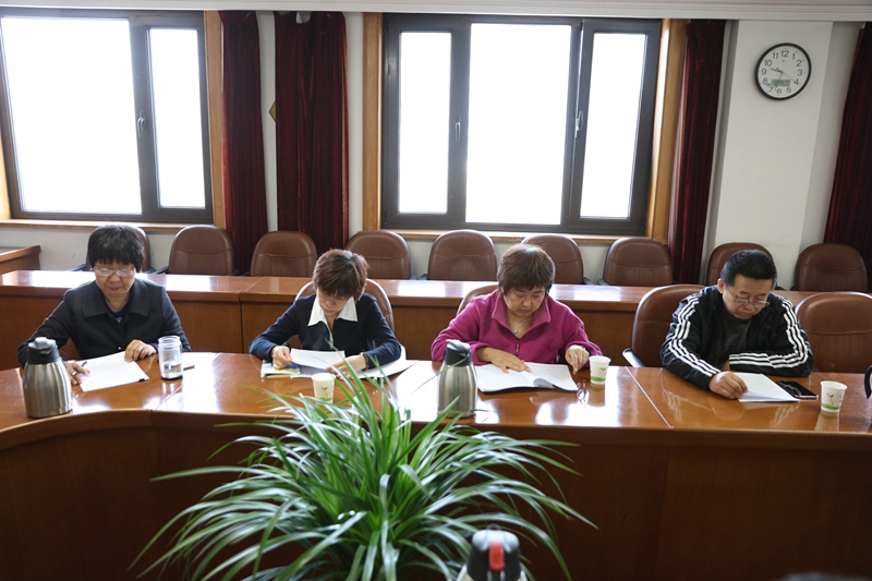 各位委员分别就十三五规划中干部培训、人事、财务、服务保障、群团建设等内容深入研讨，提出了意见建议。