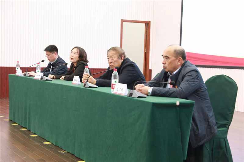 侯慧君指出，学院党委组织开展“传承红色基因 牢记初心使命”专题党性教育培训，旨在通过走进沂蒙革命老区，学习“水乳交融、生死与共”的伟大沂蒙精神，补“精神之钙”、固“信仰之本”、强“思想之源”，感悟中国共产党的精神谱系力量。学院全体参训党员要将沂蒙革命前辈精气神内化为学院干部教育培训精气神，体现在对党绝对忠诚、对党的干部教育培训事业绝对忠诚，以高质量党史教育，不断提升党员干部党性修养，进一步增强“四个意识”、坚定“四个自信”、做到“两个维护”。