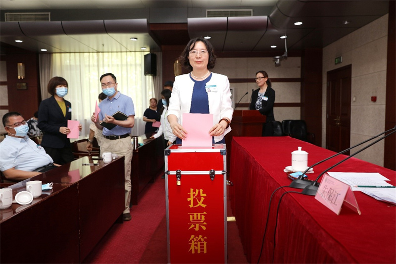 根据教育部直属机关工会第六次会员代表大会代表产生办法及主要程序要求，按照不低于代表名额120%的比例酝酿，工会委员会研究提出鲍亚南等9名代表候选人推荐人选，经工会会员代表大会差额投票选举，推选鲍亚南等7位同志为我院参加教育部直属机关工会第六次会员代表大会代表候选人。按照有关程序，补选黄威为学院工会委员会委员。
