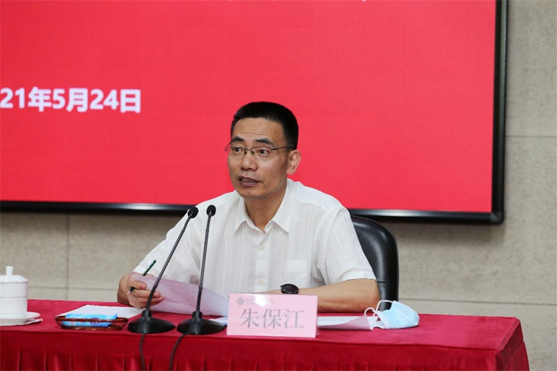 会结束后，工会委员会召开全体会议，一致推荐黄威为学院工会副主席。朱保江对近段时间以来的工会工作给予充分肯定，他强调，要继续发挥好工会和教代会的作用，全新全意依靠教职工，广泛凝聚教职工力量，认真参与学院民主管理和监督，切实维护教职工合法权益，并鼓励大家继续用心用情用力为广大教职工做好事、办实事、解难事，为迎接和庆祝建党一百周年，打造和谐、积极向上的家园文化贡献力量。
（供稿：学院工会宣传组 杨中超；摄影：图书信息技术部 于荣壮；审稿：学院工会 黄威）
