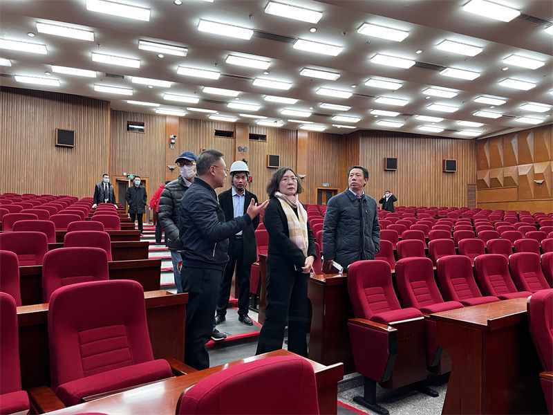 学院党委高度重视学员春季开学典礼各项准备工作，2月24日上午，侯慧君书记到逸夫报告厅检查了会场准备工作。结合逸夫报告厅正在开展的学员学习中心建设项目，侯书记重点检查了二层相关改造项目质量进度、水电网恢复情况、各项电教技术准备工作、室内暖风空调运行、环境卫生清理等工作。
